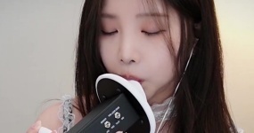 yoonying 舌头与主人的耳朵玩耍