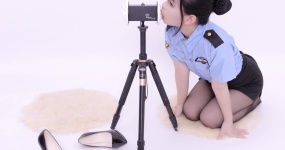 晓美 警察制服舔耳