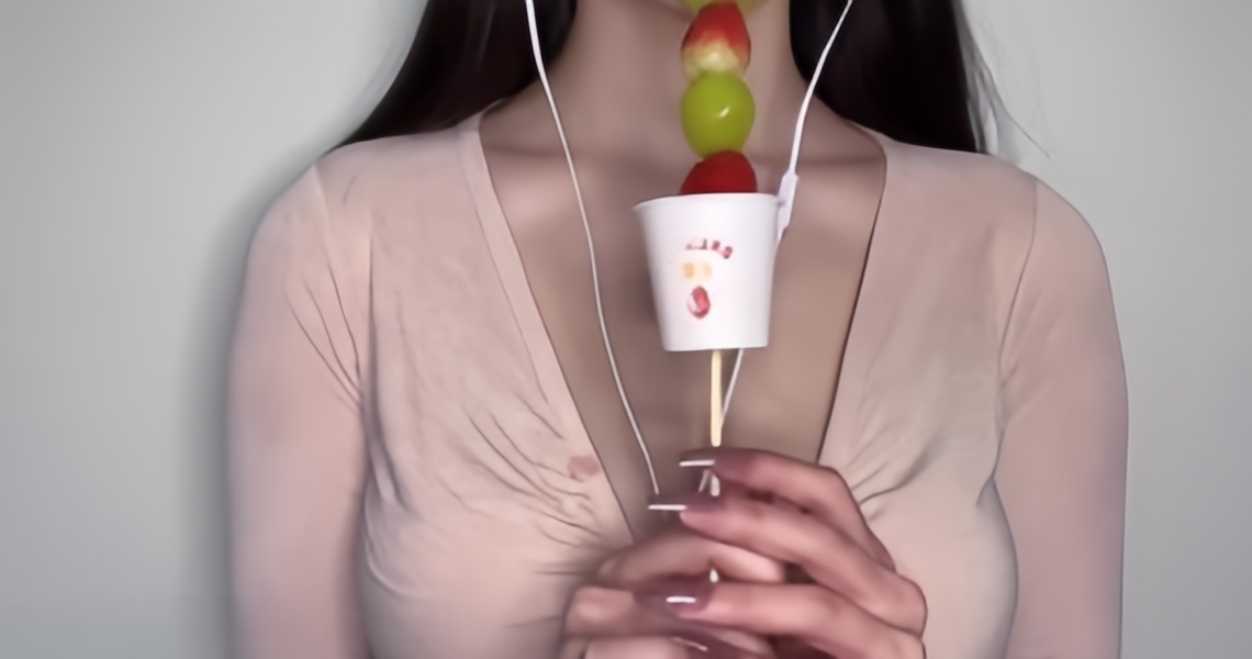 yuuu 吃草莓糖葫芦