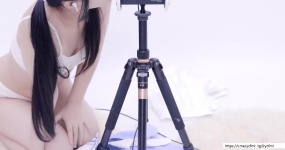晓美 裙子脱衣舔耳