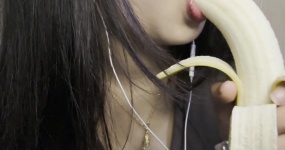 楠楠nn是个胆小鬼  吃香蕉