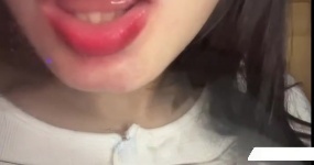 皖皖该睡觉了 坐着舔亚克力板