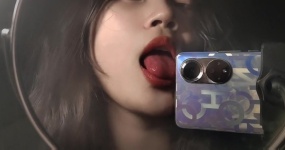 钰钰璟 啃手机麦