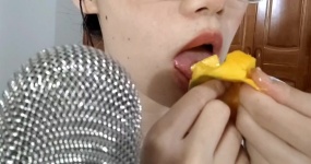 lia的晚安小屋 吃东西 舔屏