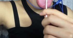 YE鲨鲨 1.棒棒糖  2.胸部抓挠 3.吃白色的不知道什么酱