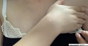 是的没错 胸口涂身体乳