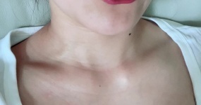 眠羊要睡香香觉 舔木柄