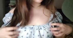 咩咩米吗莫 胸部衣物抓挠