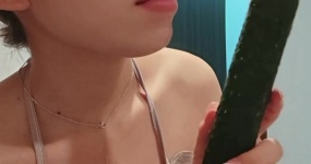 菜菜cyl不好吃 舔黄瓜