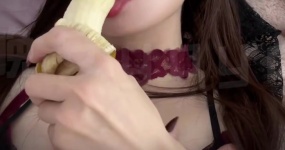 晚安yoyo 躺着吃banana