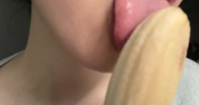 喵喵你好好好 舔香蕉