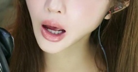 大艺术嘉 涂口红 吐舌版