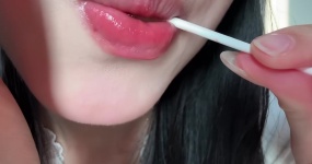 小妮困困 棒棒糖棒棒糖！为什么吃棒棒糖会不自觉流口水，我太馋了吗