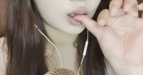 楠楠nn是个胆小鬼 手指吃蜂蜜