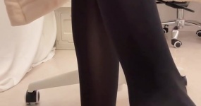 秋水 嘘 在桌子下面乖乖的