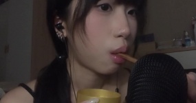 小0觉觉猪 吃蜂蜜