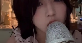 啵啵眠眠   保鲜膜舔麦