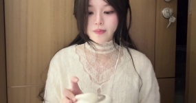 椰椰拿铁  蕾丝白月光：视觉向天鹅这个新发型和妆建议焊死）